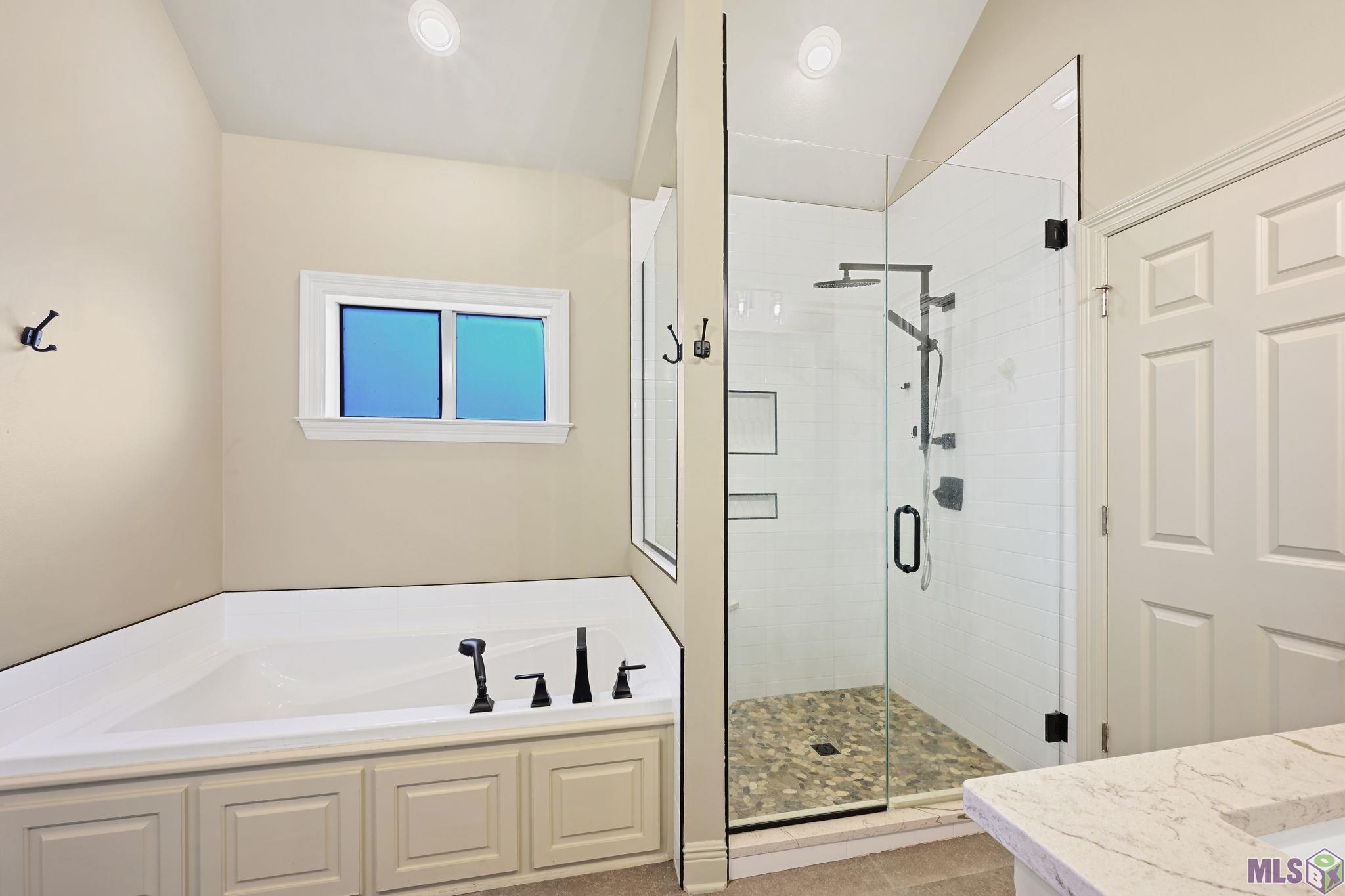 8926 Foxgate Drive St. George, LA 70809 - Photo 13 of 16 PRIMARY SPA-LIKE BATHING