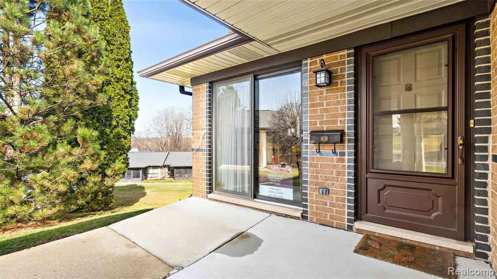 918 Wexford Way Rochester Hills, MI 48307 - Photo 2 of 22