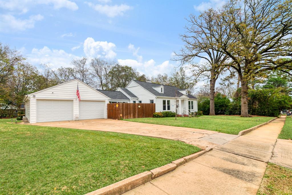 2257 Cleveland Street Paris, TX 75460 - Photo 27 of 28 a front view of a house with garden