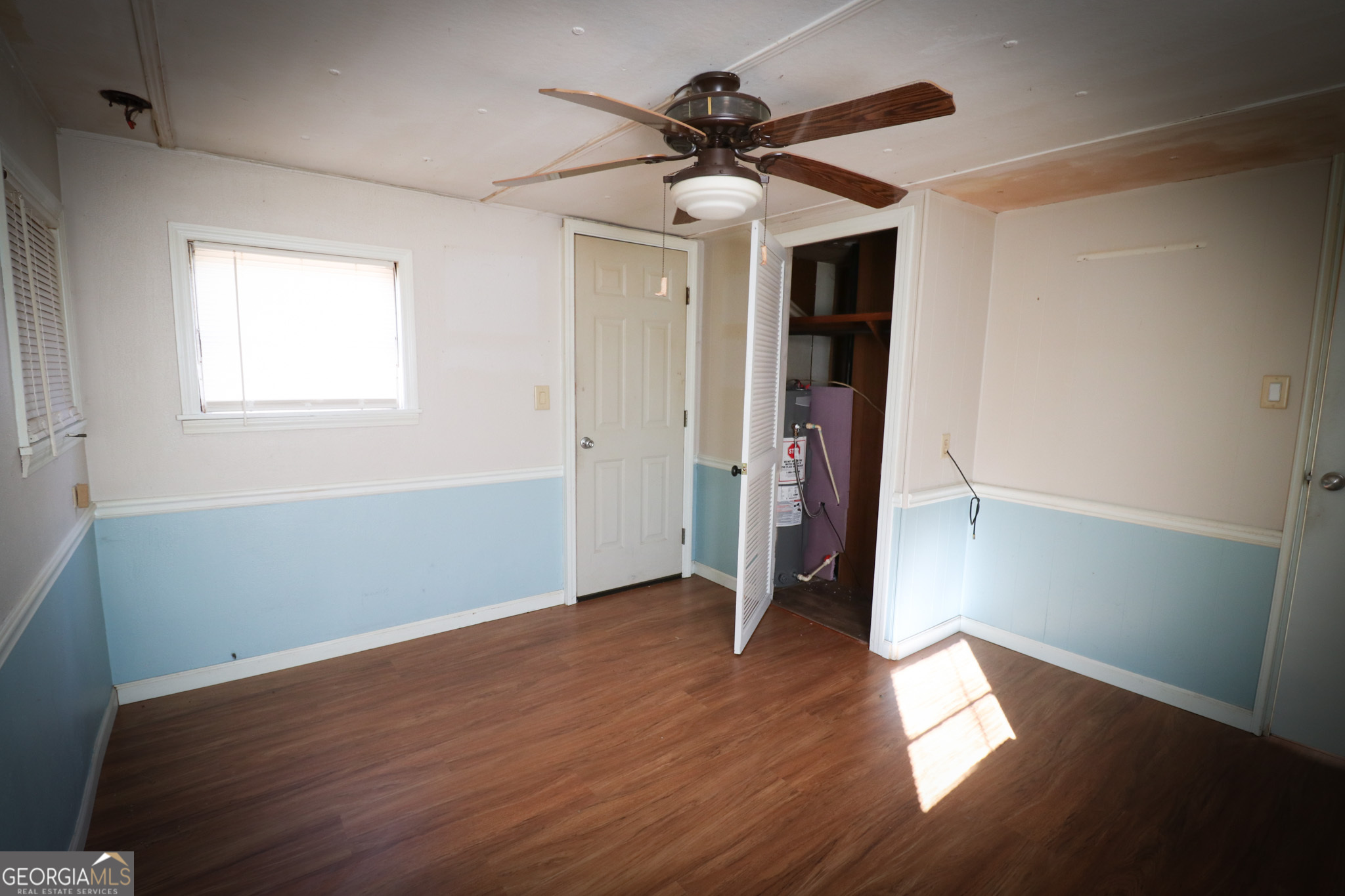2447 Williamson Road Williamson, GA 30292 - Photo 25 of 95 an empty room with wooden floor and a window