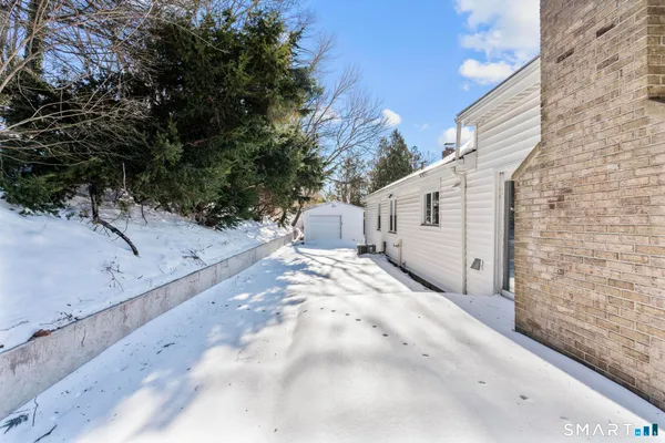 a view of a backyard