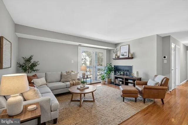 $2,147 | 8600 Shadwell Drive, Unit 6, Alexandria, VA 22309