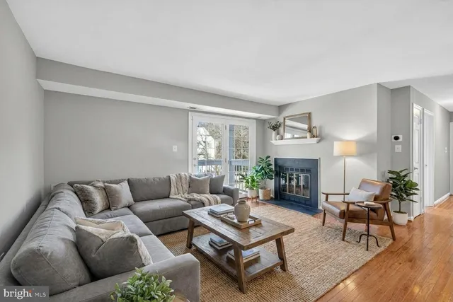 $2,147 | 8600 Shadwell Drive, Unit 6, Alexandria, VA 22309