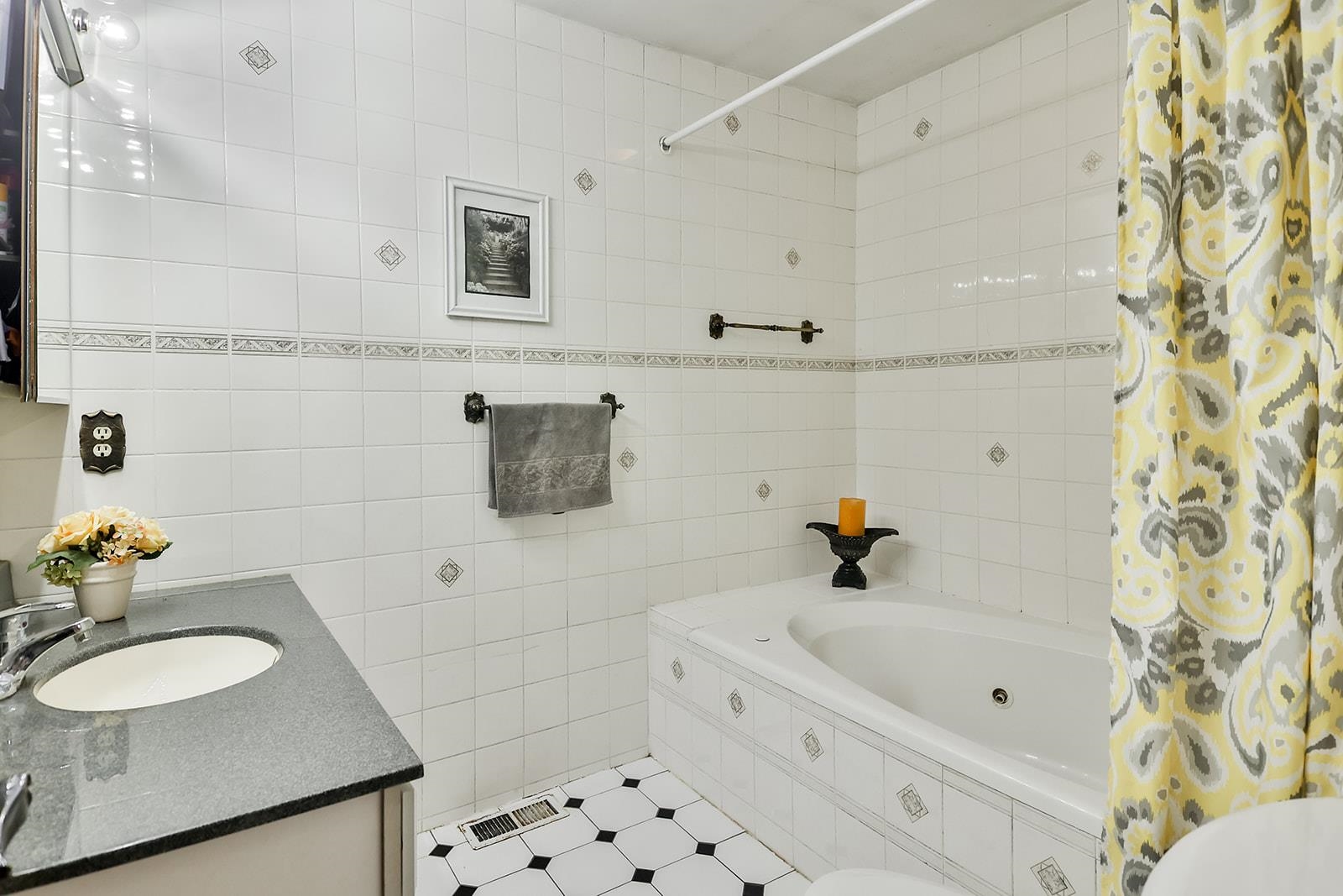 6855 Happy Acres Road Rockford, IL 61101 - Photo 19 of 39 a bathroom with a bathtub sink and mirror