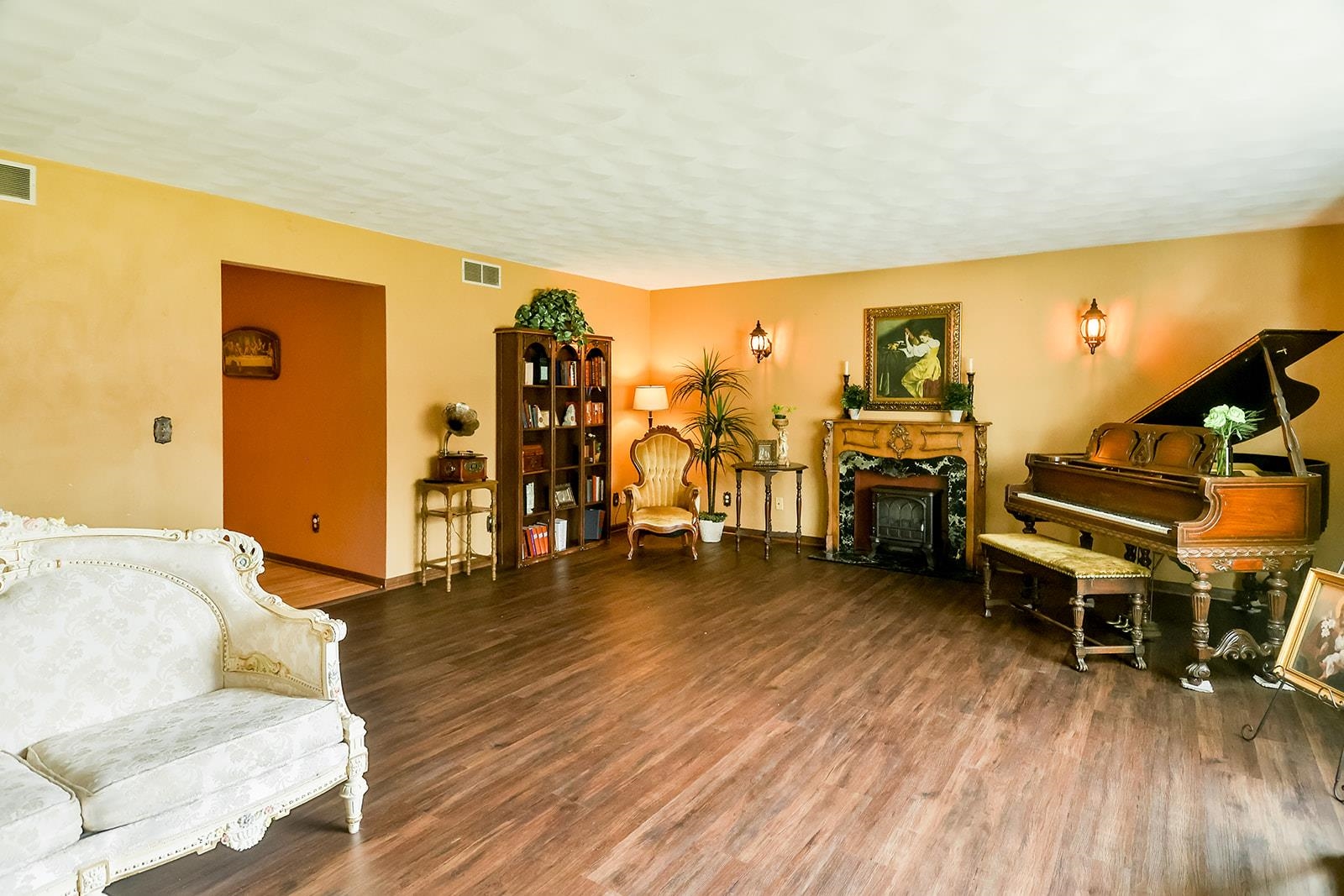 6855 Happy Acres Road Rockford, IL 61101 - Photo 23 of 39 a living room with furniture and wooden floor