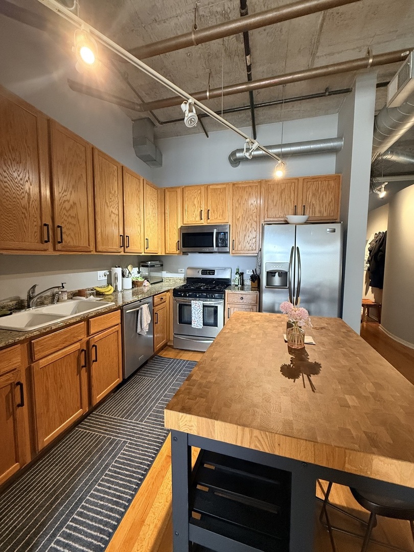 933 West Van Buren Street, Unit 823 Chicago, IL 60607 - Photo 2 of 24