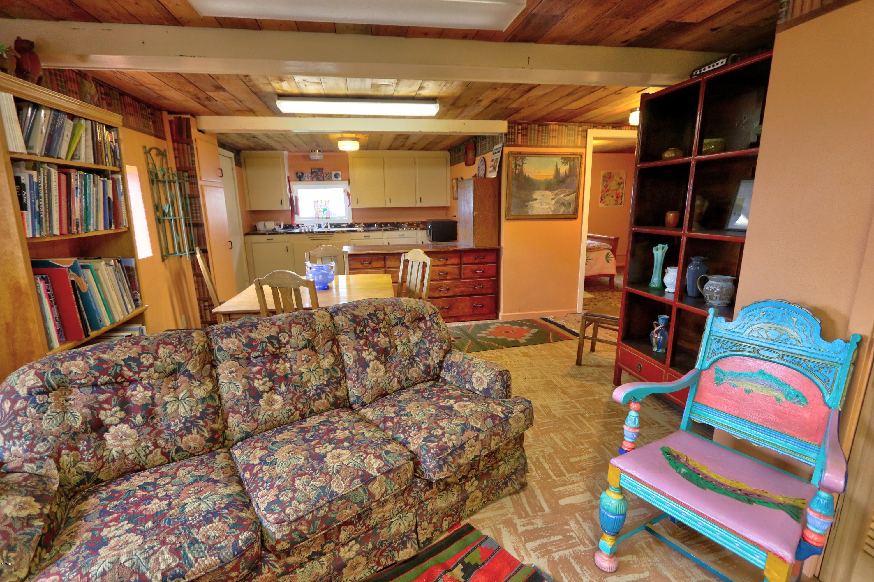 19 Southwest Hurbert Street Newport, OR 97365 - Photo 37 of 51 Lower living area