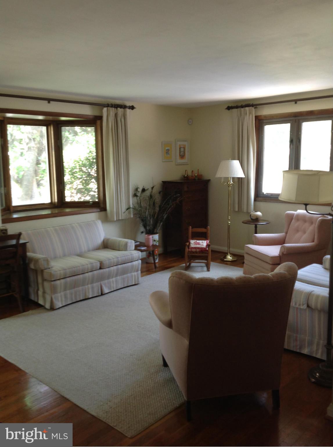 4733 Mawani Road Baltimore, MD 21206 - Photo 6 of 30 Living Room