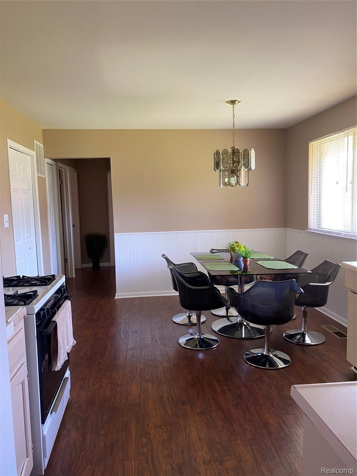 5069 Harding Street Wayne, MI 48184 - Photo 12 of 20 DC26FE86-5AA4-43A1-80F1-EF7852E4BC2D.jpeg