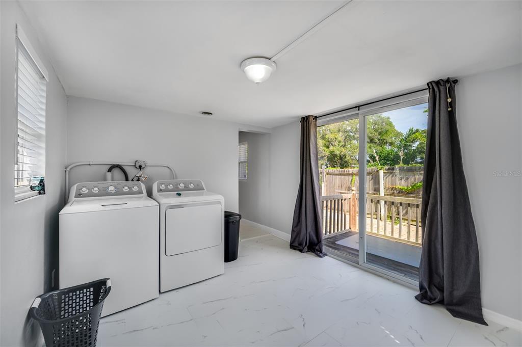 1601 Palm Way Largo, FL 33771 - Photo 14 of 25 a utility room with dryer and washer