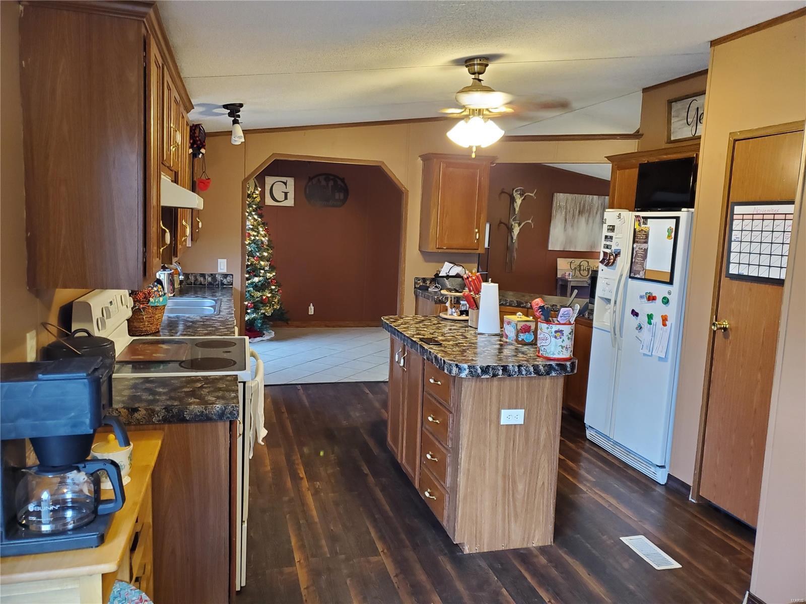 10408 Paradise Road Chester, IL 62233 - Photo 4 of 37