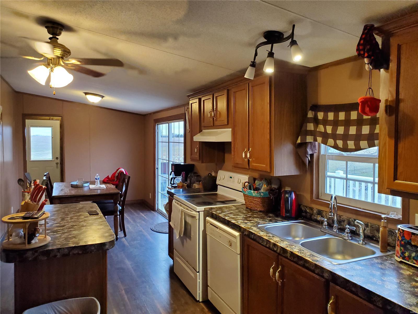 10408 Paradise Road Chester, IL 62233 - Photo 6 of 37