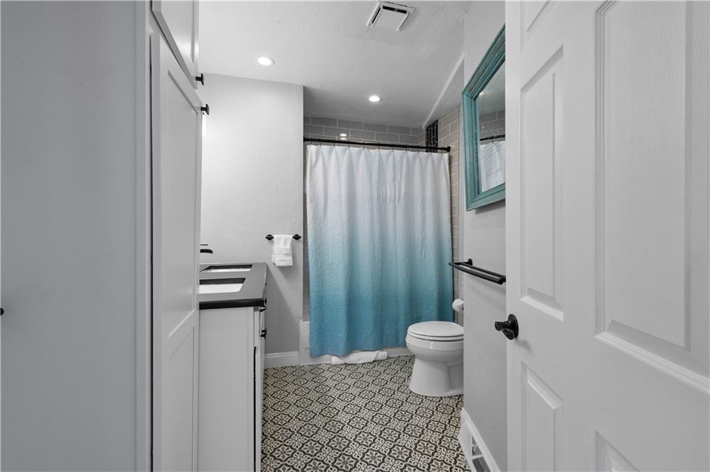 5101 Carnegie Street Pittsburgh, PA 15201 - Photo 28 of 34 a bathroom with a toilet and a shower