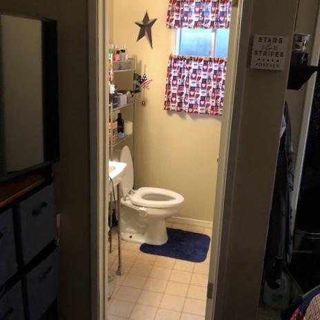 210-220 North 5th Street Central Point, OR 97502 - Photo 5 of 26 a bathroom with a toilet