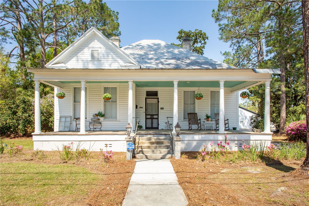 1261 Grove Avenue Waycross, GA 31501 - Photo 1 of 43