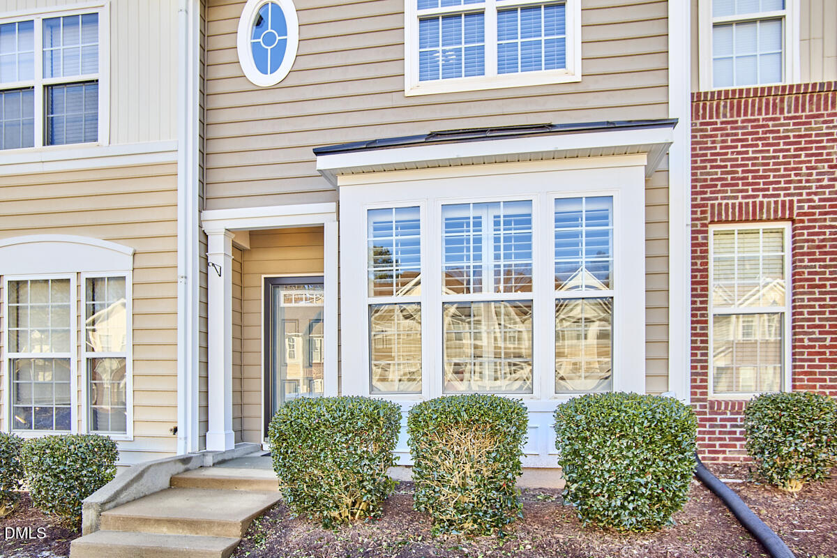 4411 Sugarbend Way Raleigh, NC 27606 - Photo 4 of 40 002