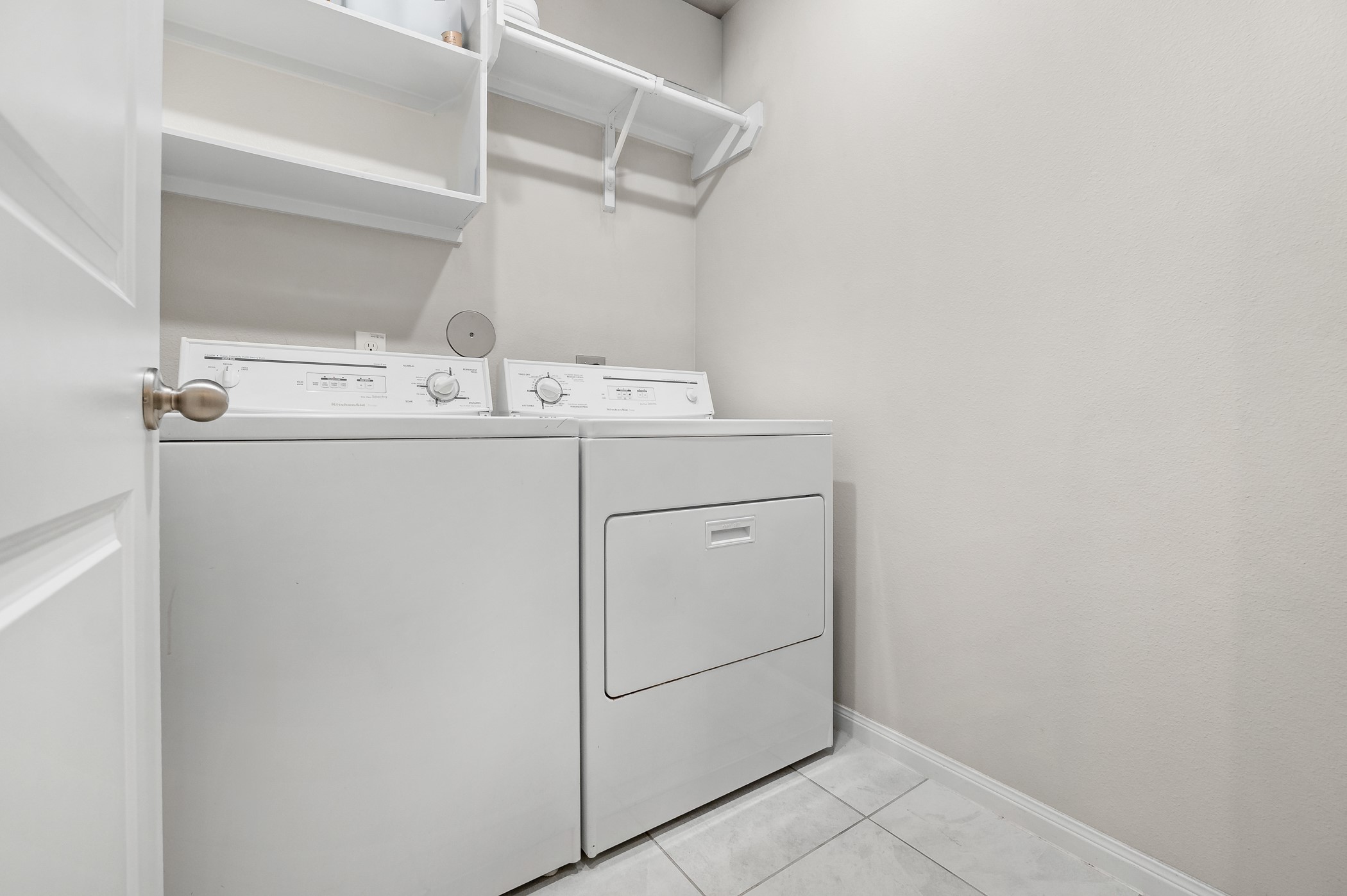 3722 Amoroso Drive Rosharon, TX 77583 - Photo 14 of 27 a utility room with dryer and washer