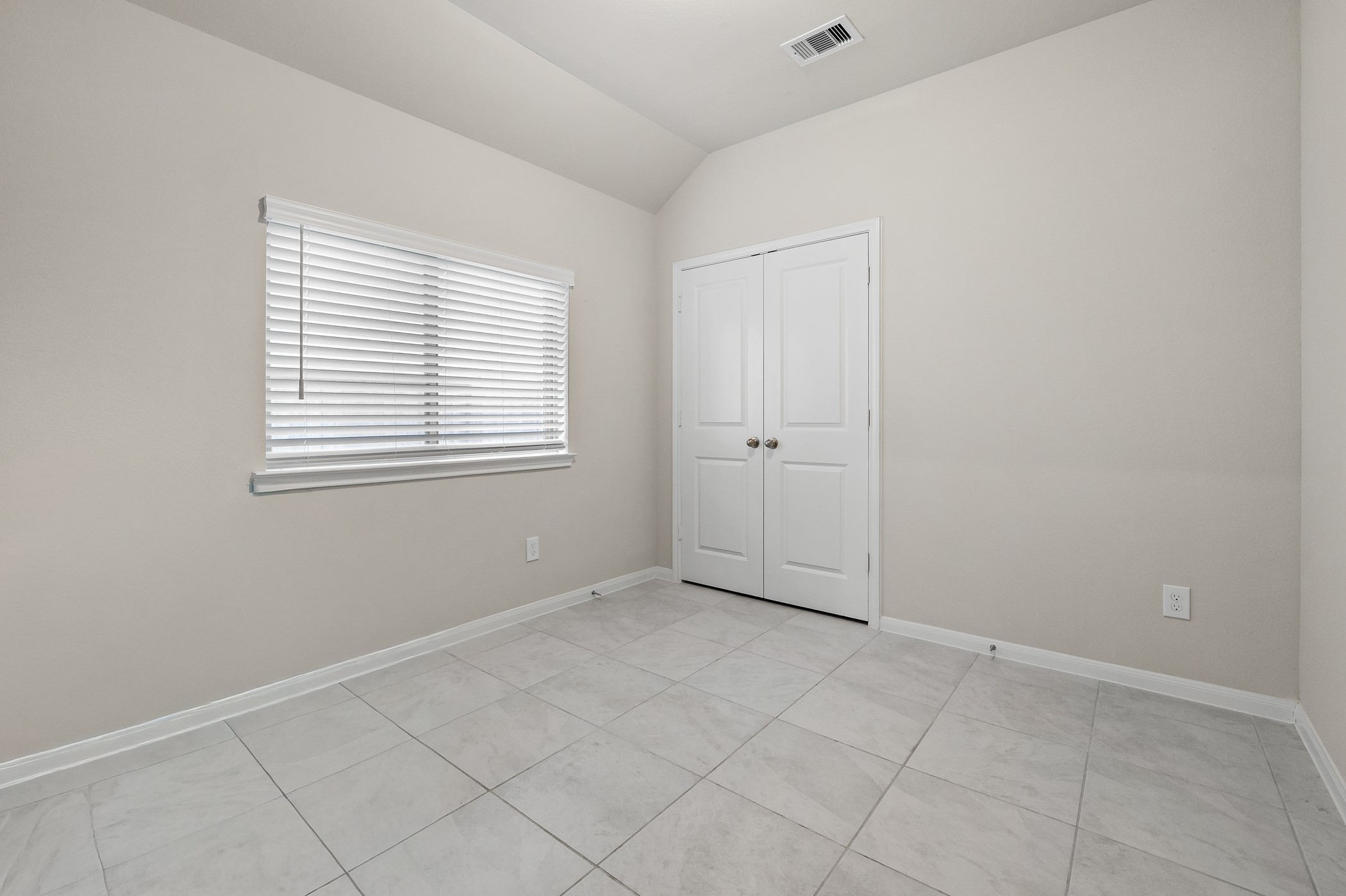 3722 Amoroso Drive Rosharon, TX 77583 - Photo 18 of 27 a view of an empty room with window