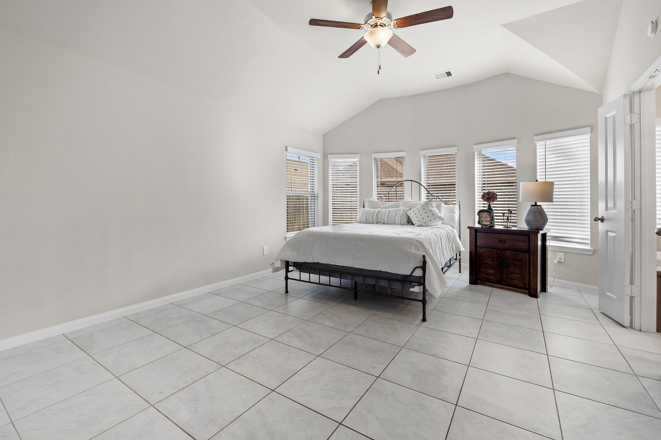 3722 Amoroso Drive Rosharon, TX 77583 - Photo 19 of 27 a bedroom with a bed and window