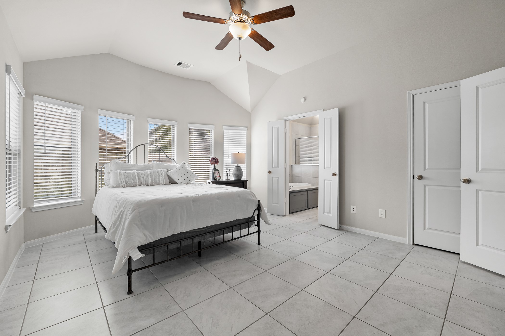3722 Amoroso Drive Rosharon, TX 77583 - Photo 20 of 27 a bedroom with a bed and closet