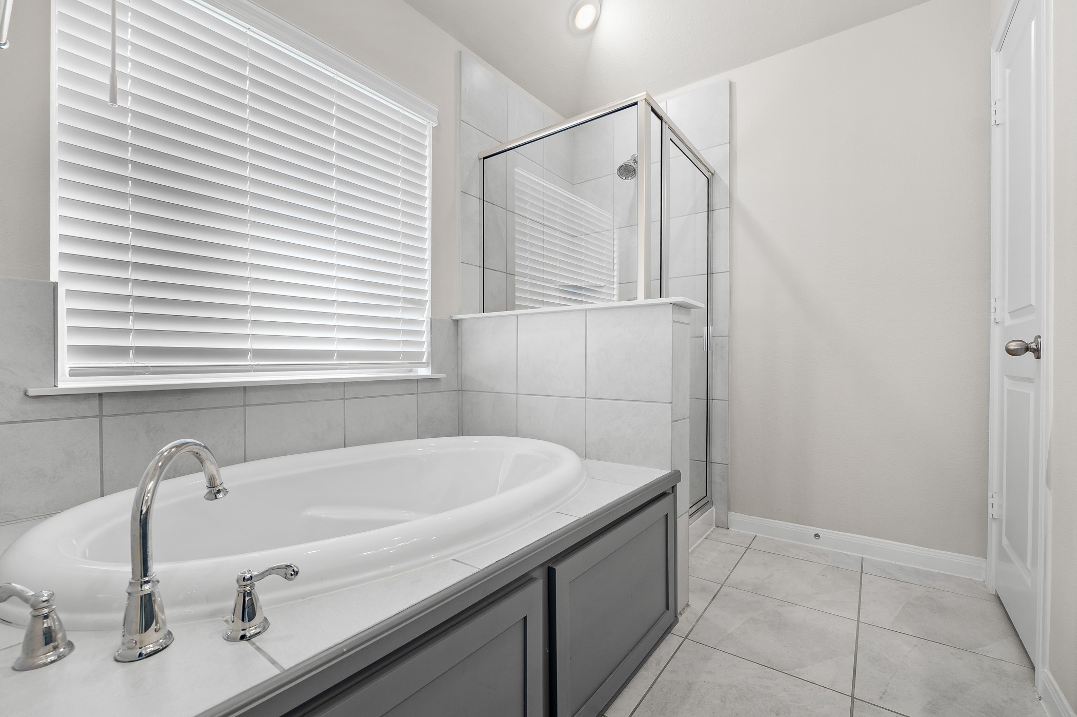 3722 Amoroso Drive Rosharon, TX 77583 - Photo 22 of 27 a bathroom with a sink and a bathtub