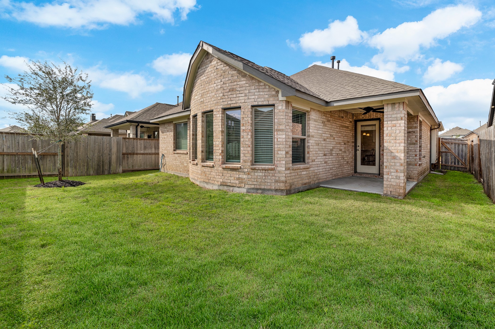 3722 Amoroso Drive Rosharon, TX 77583 - Photo 25 of 27 a front view of a house with garden