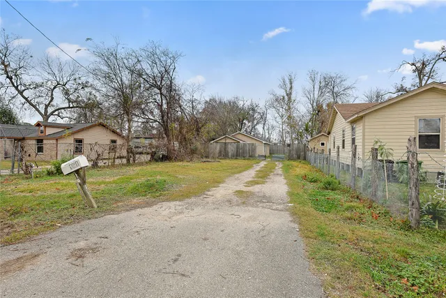 a view of backyard of the house