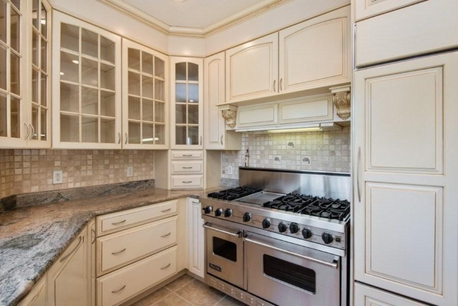 Additional kitchen view