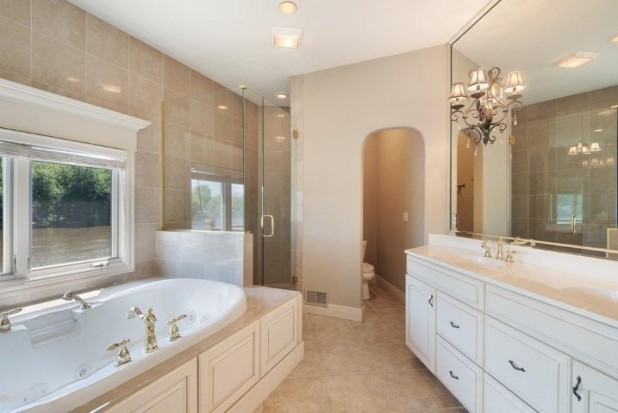 2251 Riverside Pointe Drive St. Joseph, MI 49085 - Photo 10 of 15 Masterbath