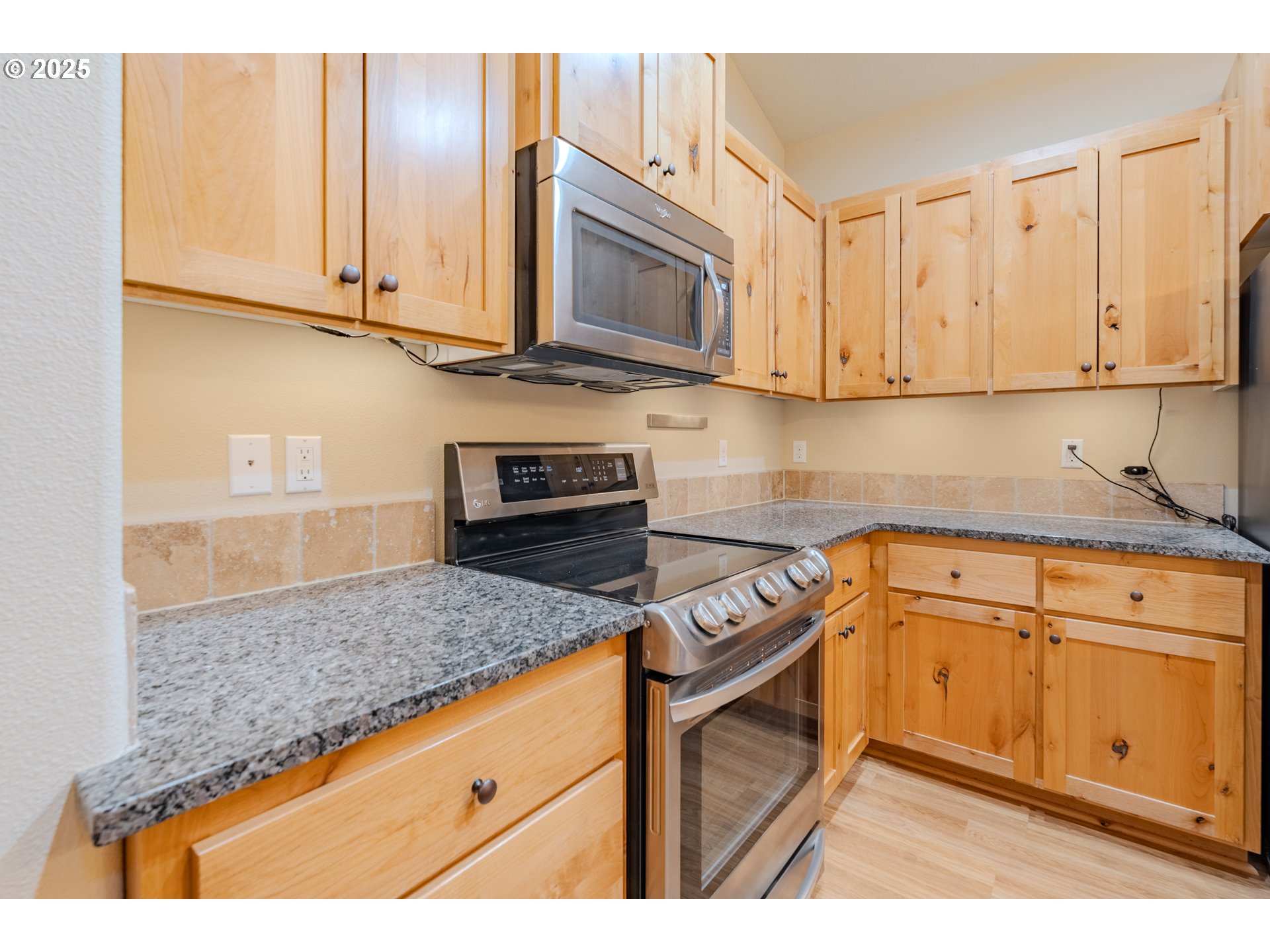 185 North 43rd Place Ridgefield, WA 98642 - Photo 8 of 31 Kitchen/Living Room