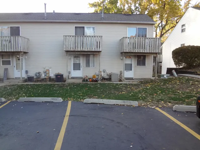 $179,900 | 128.5 Cora Avenue, Unit E, Fox Lake, IL 60020