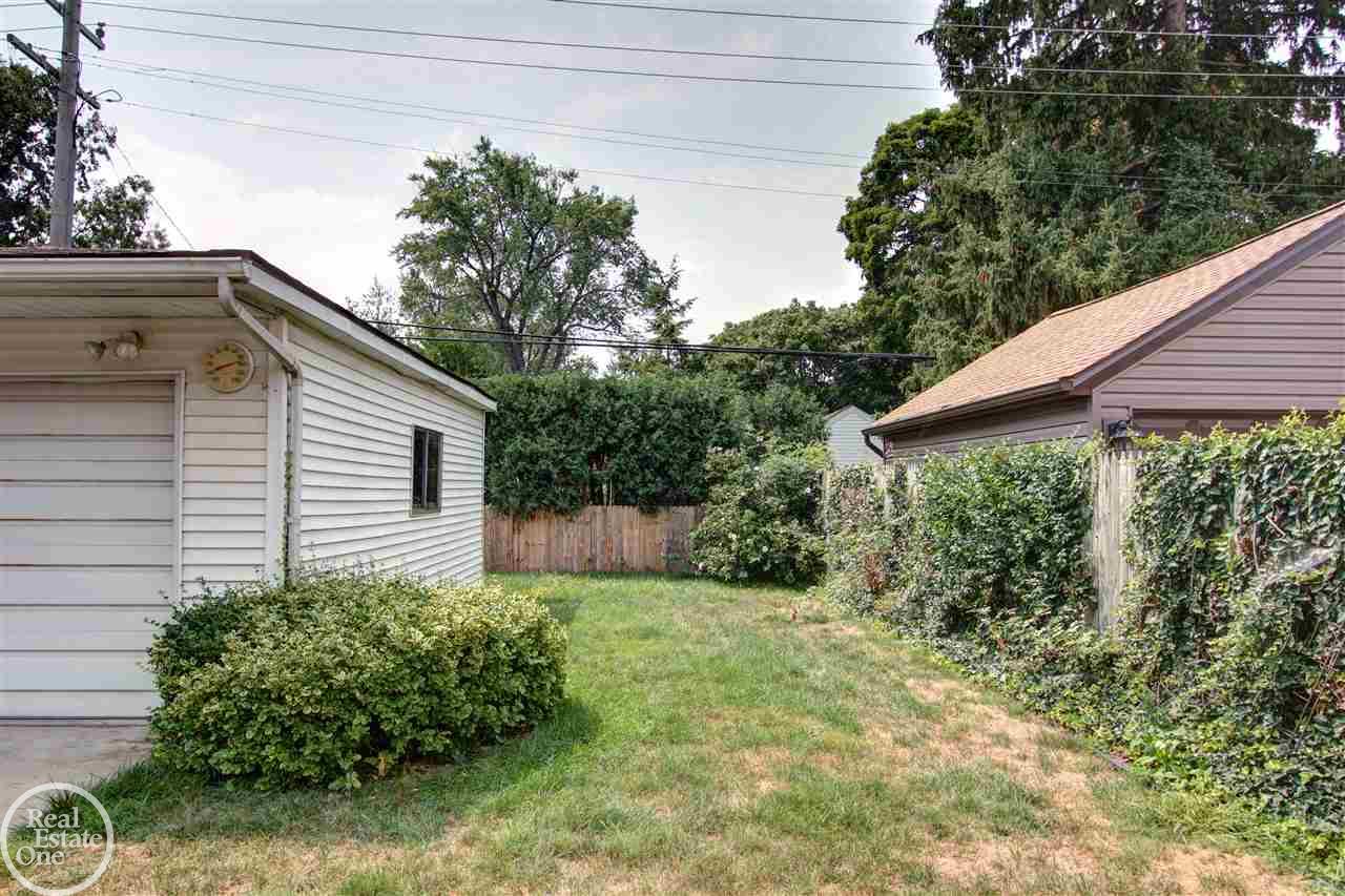 271 Moran Road Grosse Pointe, MI 48236 - Photo 10 of 41 31357289-9.JPG