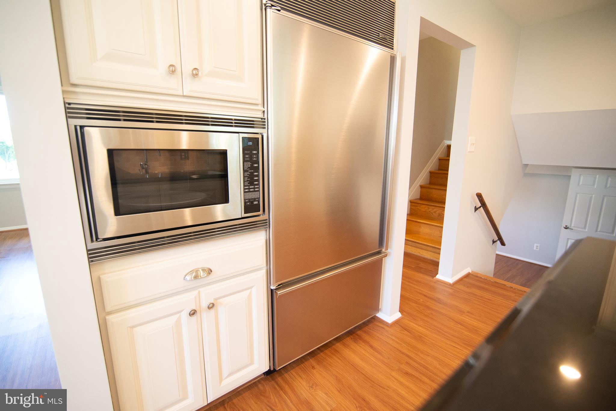 5414 Gainesville Road Springfield, VA 22151 - Photo 13 of 35 Dacor convection microwave and Sub-Zero fridge