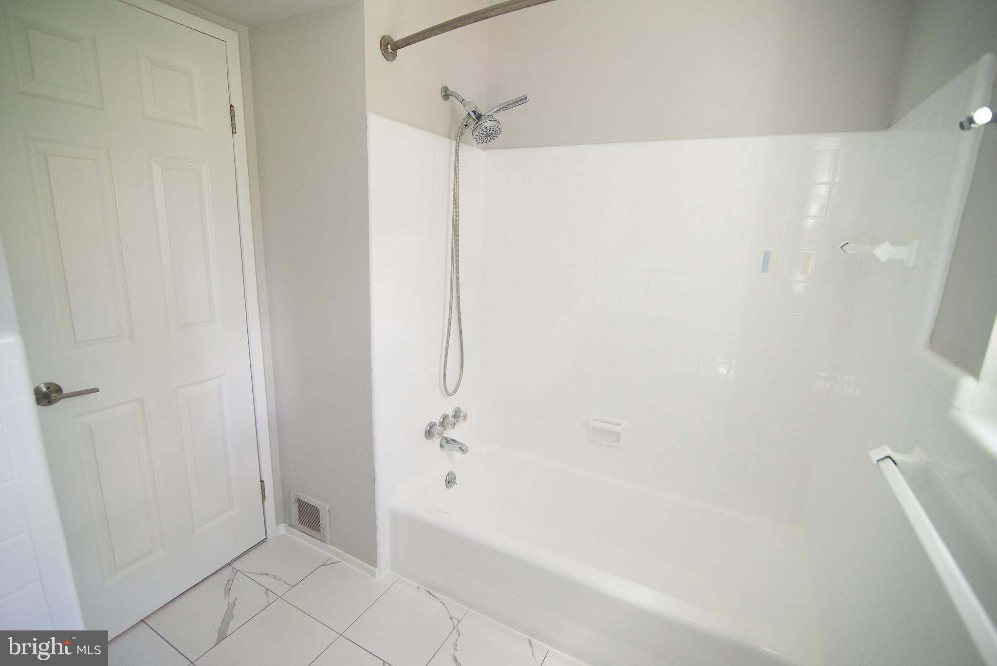 5414 Gainesville Road Springfield, VA 22151 - Photo 23 of 35 Upper tub/shower
