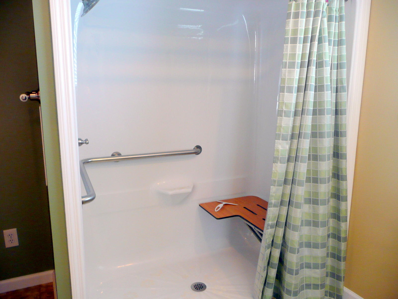 17000 Steekee Road Loudon, TN 37774 - Photo 12 of 40 Handicap Shower