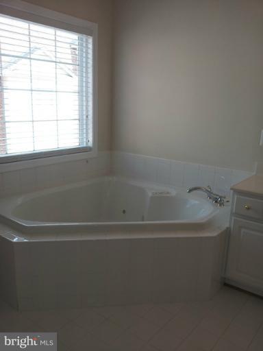 10243 Brighton Ridge Way, Unit 110 Columbia, MD 21044 - Photo 22 of 30 Corner Jetted Tub In Master Bath