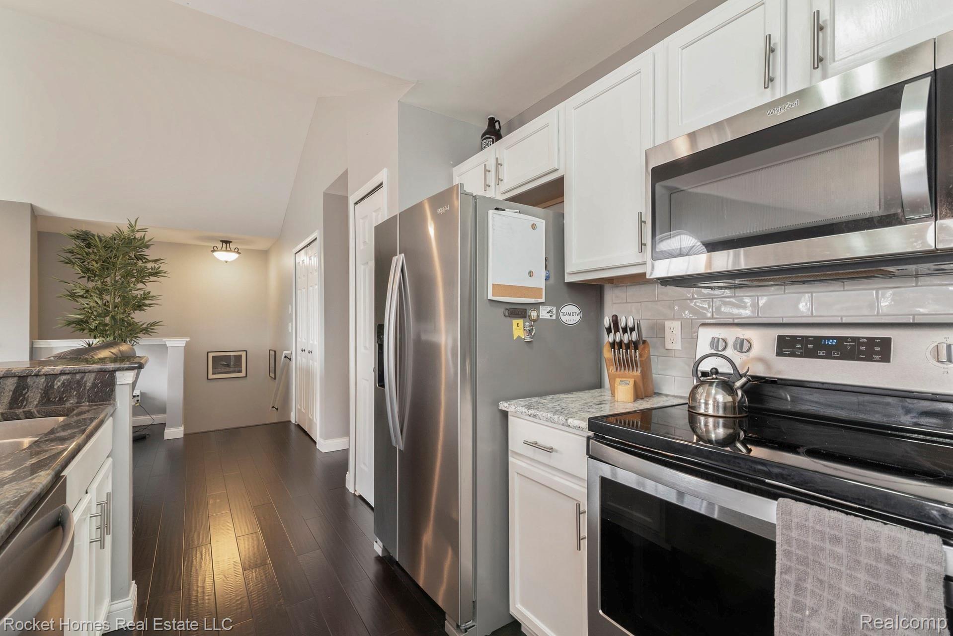 46027 Rhodes Drive, Unit 283 Macomb, MI 48044 - Photo 13 of 36 014-photo-kitchen-9051546.jpg