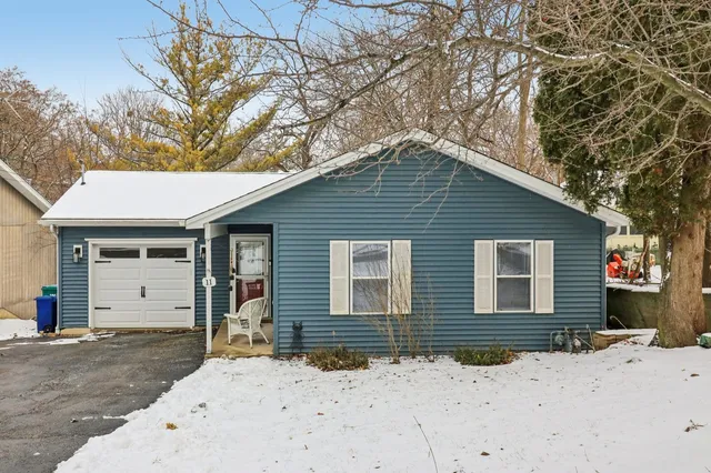$260,000 | 11 Highview Avenue, Fox Lake, IL 60020