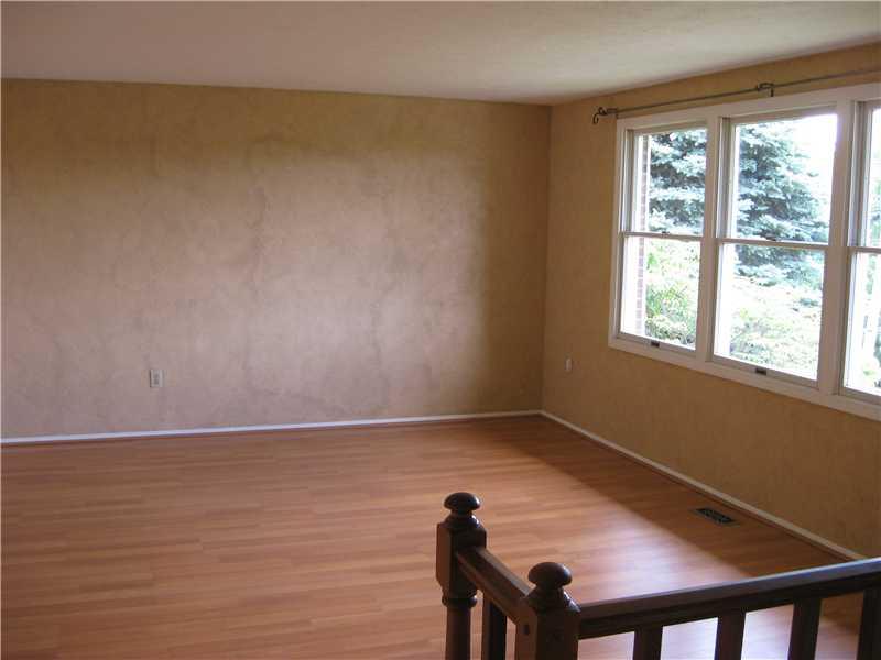 128 E Road Pittsburgh, PA 15209 - Photo 3 of 25 Living Room.