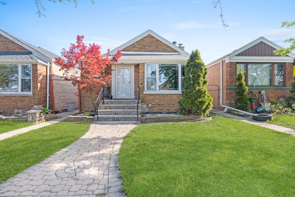3737 West 70th Street Chicago, IL 60629 - Photo 1 of 37