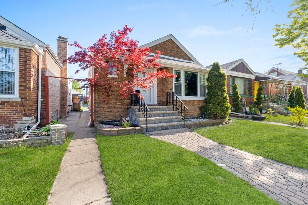 3737 West 70th Street Chicago, IL 60629 - Photo 2 of 37