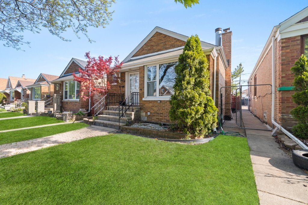 3737 West 70th Street Chicago, IL 60629 - Photo 3 of 37