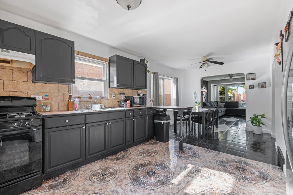 3737 West 70th Street Chicago, IL 60629 - Photo 7 of 37