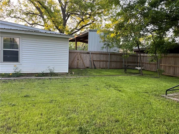 a view of a backyard