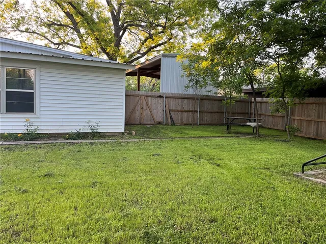 a view of a backyard