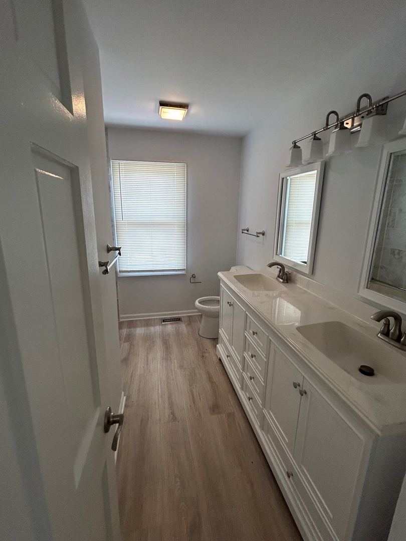 105 Golfview Circle Prospect Heights, IL 60070 - Photo 15 of 23 a bathroom with a double vanity sink a toilet and a tub