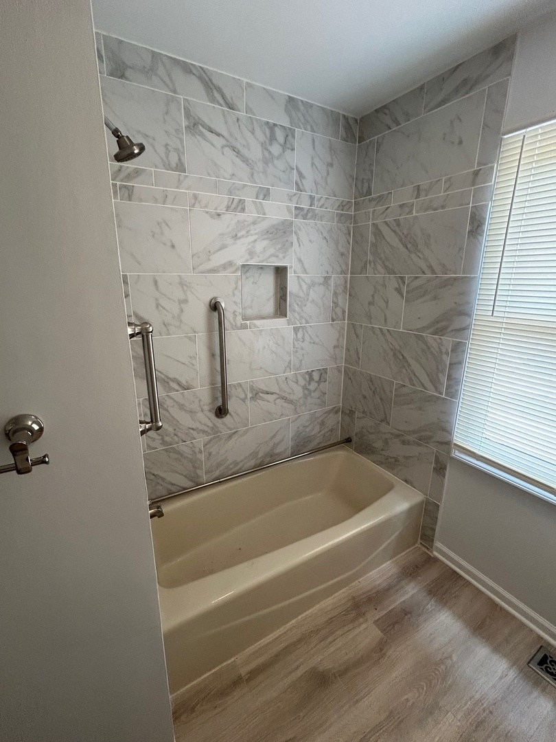 105 Golfview Circle Prospect Heights, IL 60070 - Photo 16 of 23 a bathroom with a shower