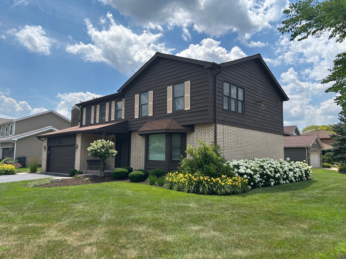 105 Golfview Circle Prospect Heights, IL 60070 - Photo 2 of 23 a house view with a garden space