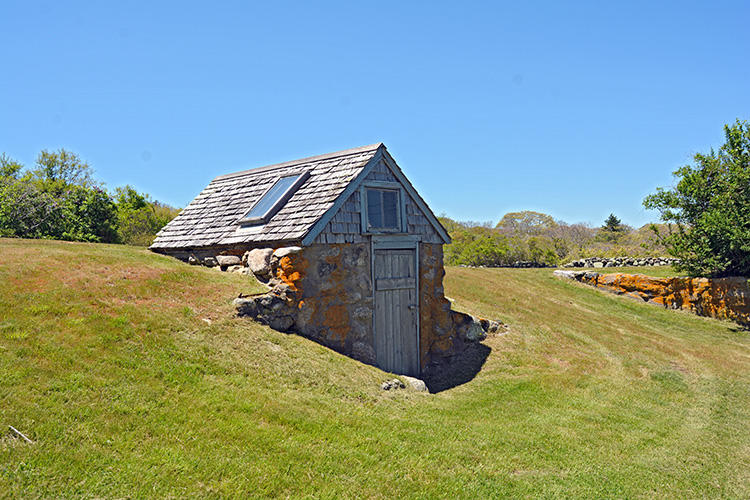 71 Lighthouse Road Aquinnah, MA 02535 - Photo 5 of 28 DSC_0946