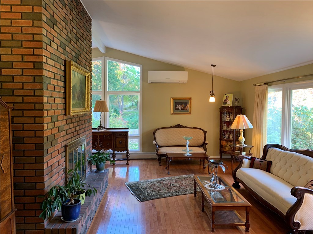 8 Cynthia Road Lincoln, RI 02865 - Photo 3 of 28 Livingroom